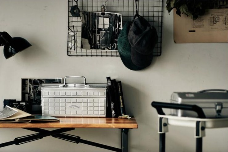 Boîtes Toyo Steel argentées sur un bureau, dans un intérieur