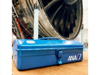 Boîte Toyo Steel bleue ANA devant un réacteur