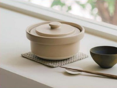 Rice Pot près d’une fenêtre