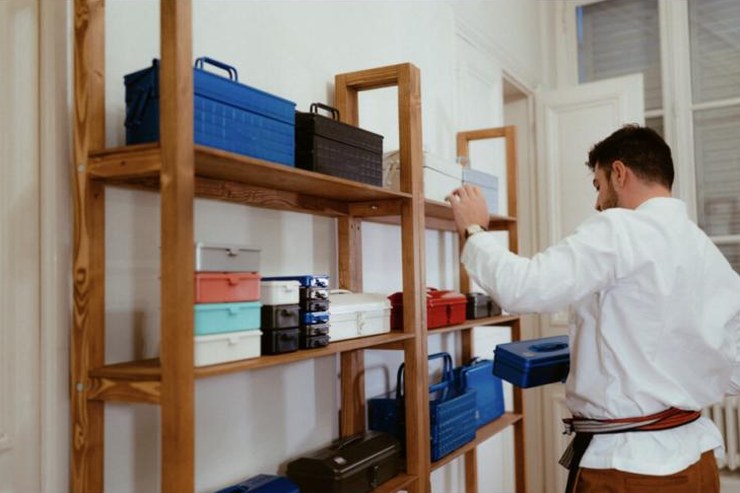 Boîtes Toyo Steel sur les étagères du showroom Robinson