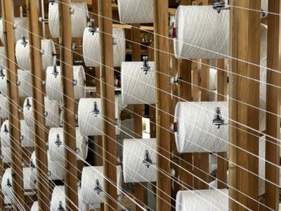 Bobines de fil sur le métier à tisser