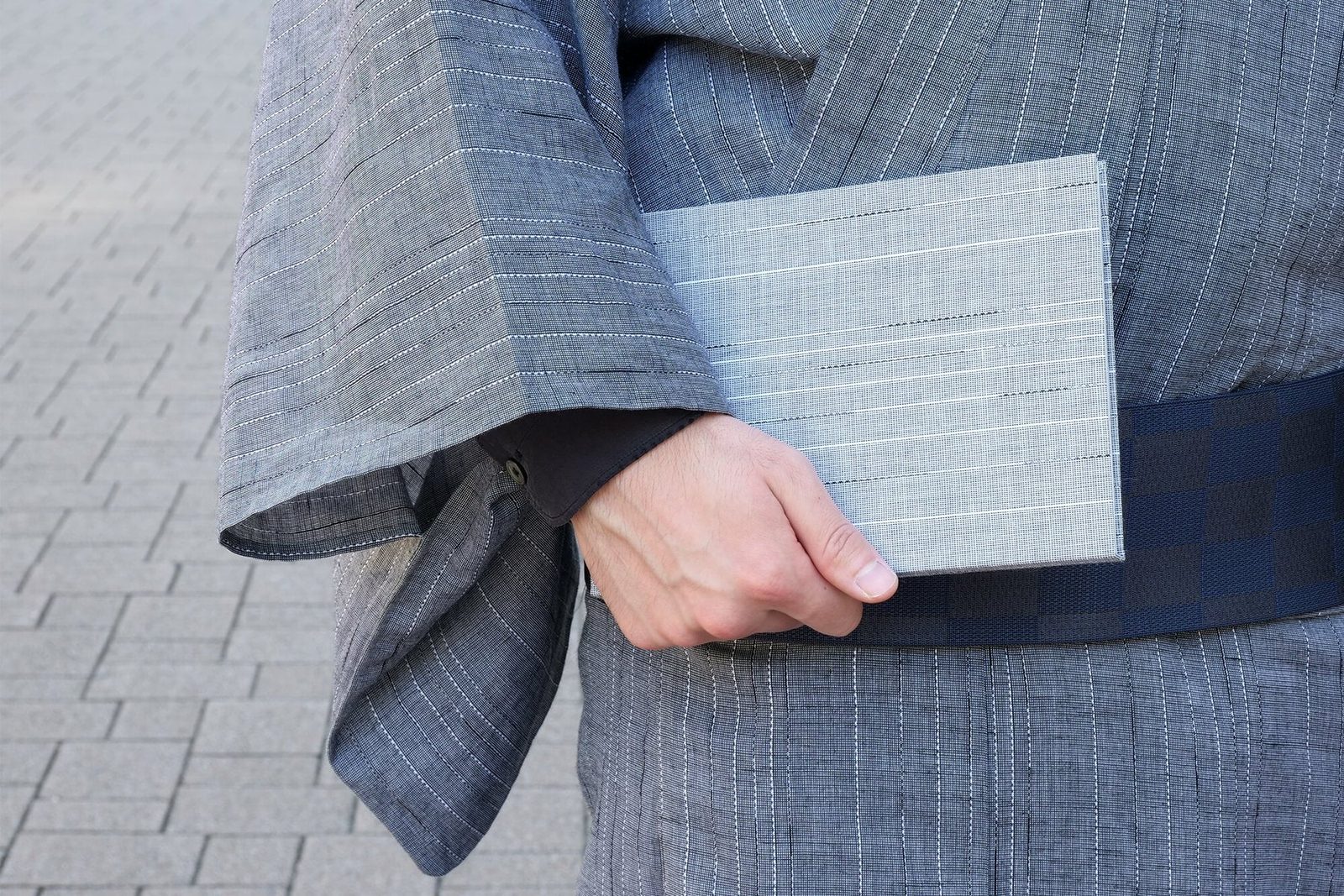 Carnet Kakimori tenu sous le bras d'un kimono Y. & Sons