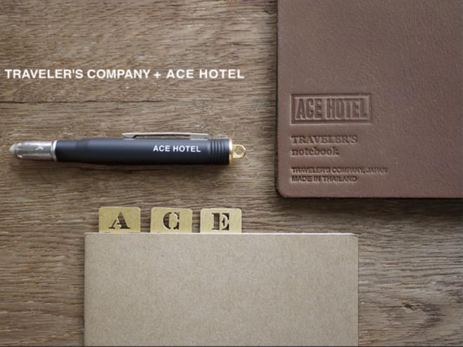 Stylo et carnet TRAVELER'S COMPANY gravés Ace Hotel