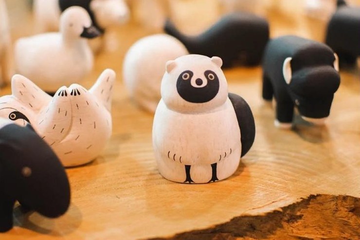 Famille d’animaux en bois T-Lab sur une planche