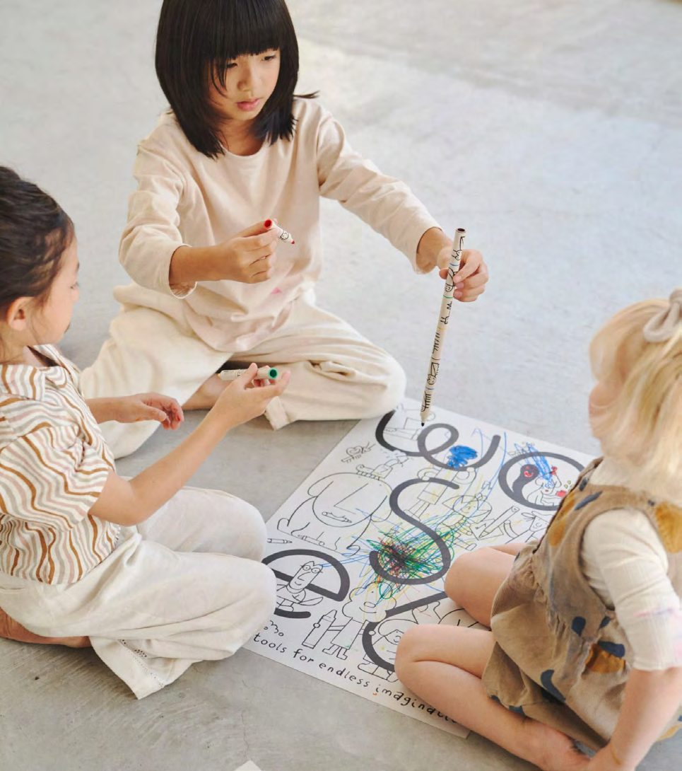 Enfants dessinant avec Woset