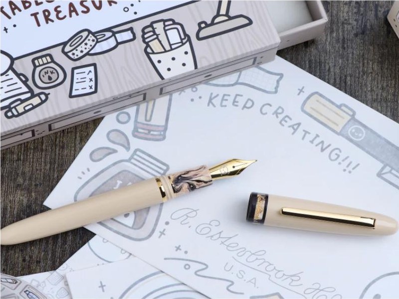 Stylo plume Estie crème et coffret illustré TheCoffeeMonsterzCo × Esterbrook