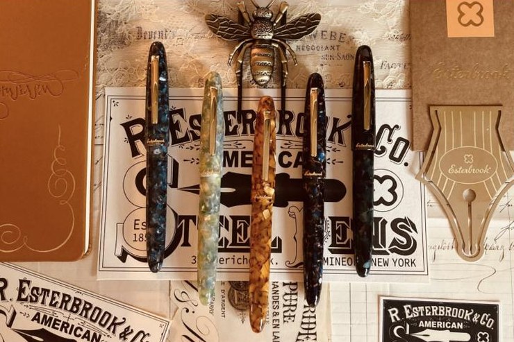 Stylos Estie en acrylique sur des affiches Esterbrook d’époque