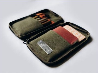 Pochette verte ouverte