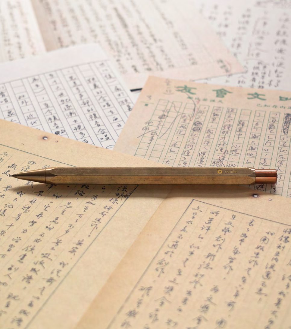 Stylo en laiton Y Studio sur des manuscrits