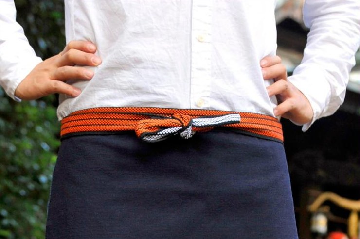 Maekake indigo noué avec son obi rouge et blanc