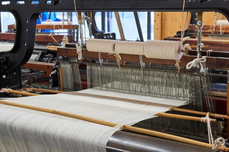 Métier à navette Toyota tissant la toile de maekake dans l’atelier Anything