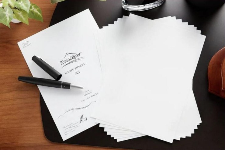 Feuilles volantes Tomoe River sur un bureau