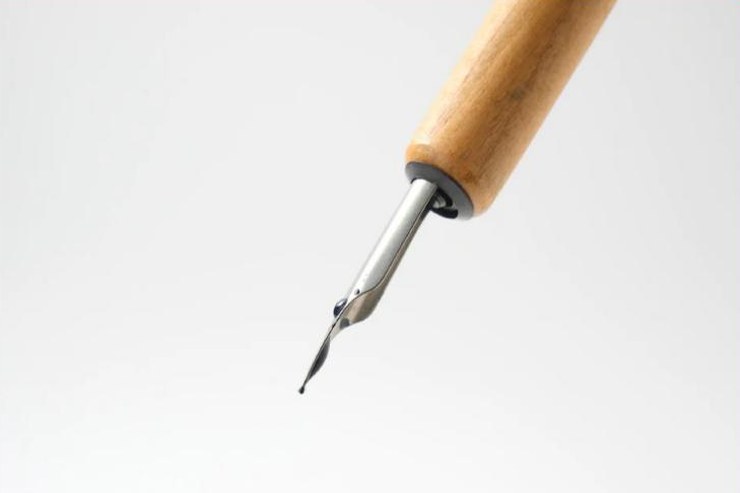 Plume de stylo Kakimori montée sur un porte-plume en bois