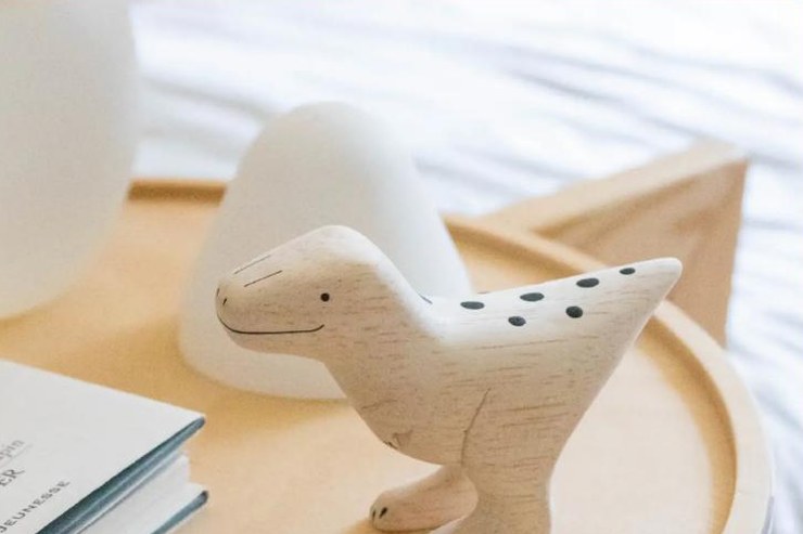 Dinosaure en bois T-Lab sur un bureau