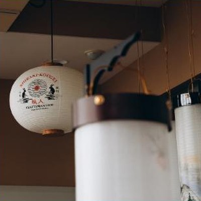 Lanternes traditionnelles chōchin dans l’atelier Shiraki Kougei