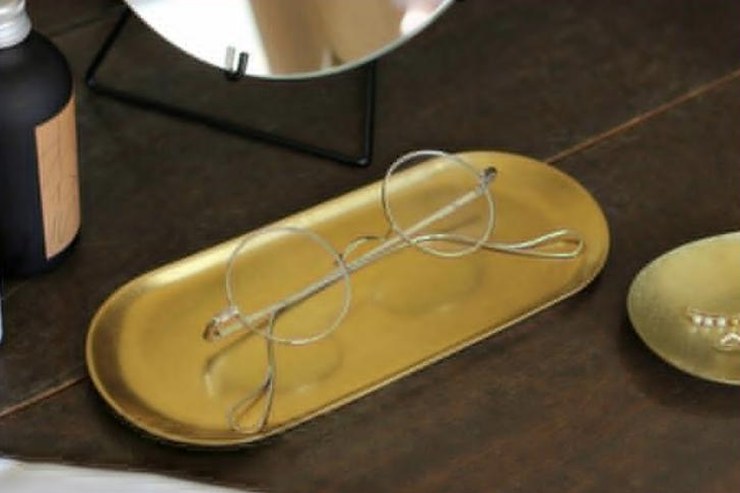 Plateau en laiton Picus avec une paire de lunettes
