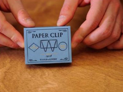 Boîte de paper clips bleue