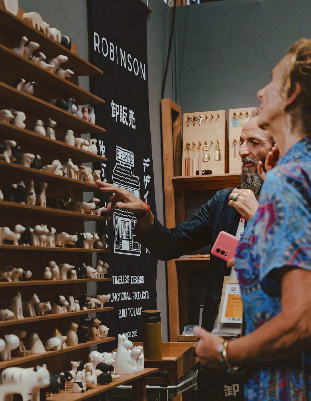 Présentation de la collection T-Lab à une acheteuse sur le stand Robinson