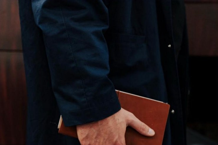 TRAVELER'S notebook en cuir camel tenu à la main