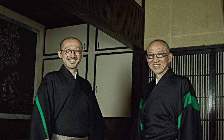 Shoryu et Yoho Hatoba, père et fils, monshō-uwaeshi de l’atelier Kyogen