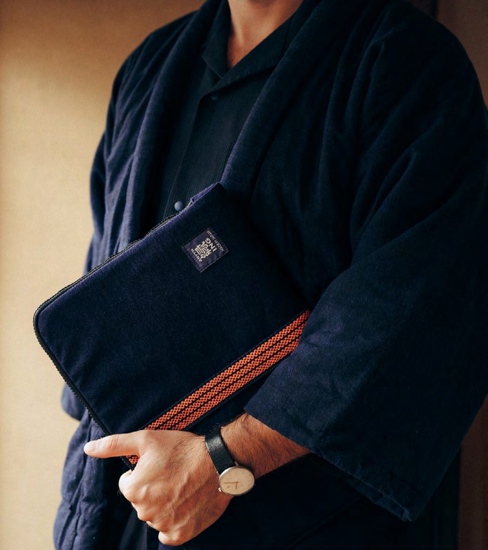 Pochette Anything × Robinson portée sous le bras