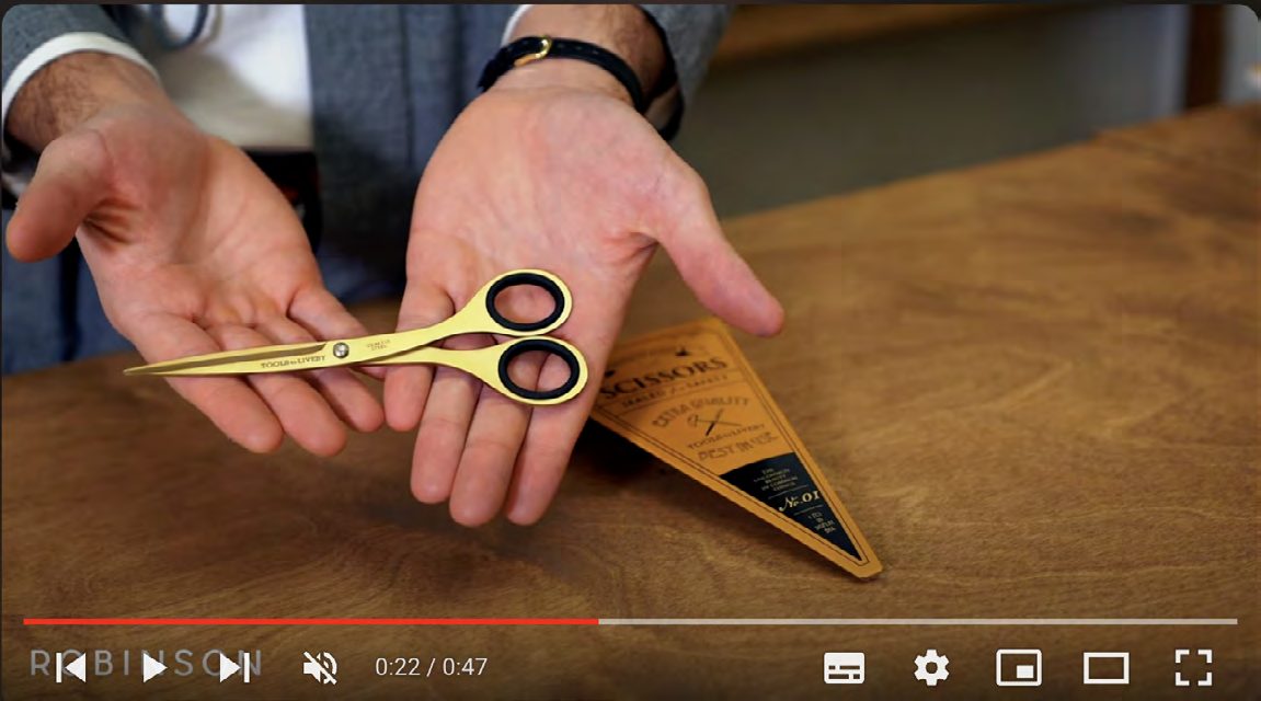 Ciseaux Tools to Liveby dans une main