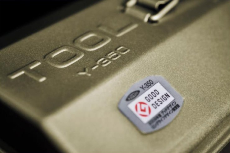 Étiquette Good Design Award sur une boîte Y-350 Toyo Steel