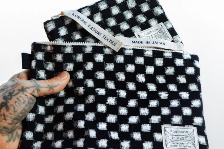 Deux pochettes Carreaux Marine/Blanc tenues en main, étiquette Robinson et tirette Kurume Kasuri Textile