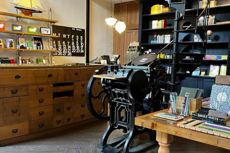 Intérieur de la boutique Tools to Liveby de Kaohsiung, avec sa presse ancienne