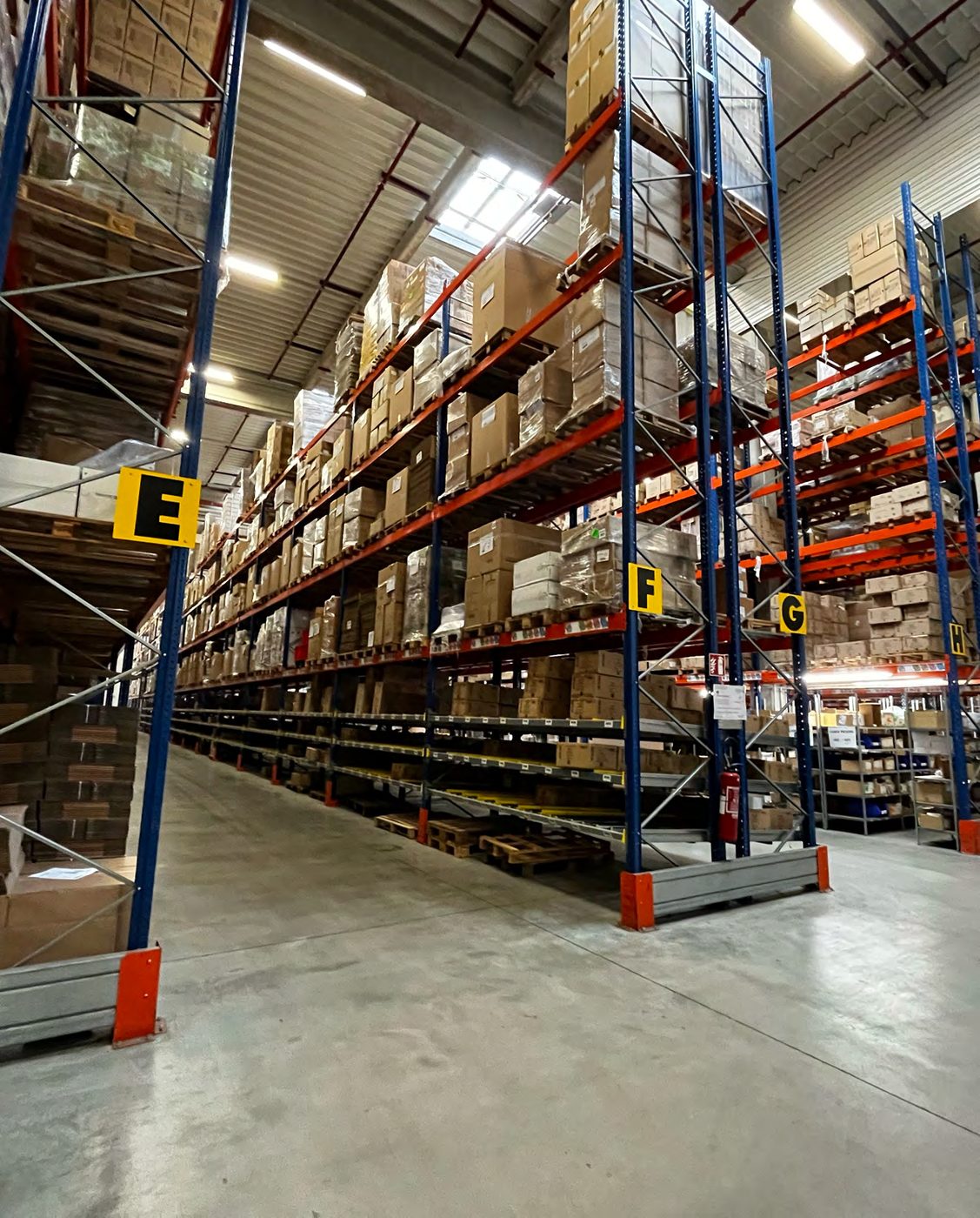 Allée de l'entrepôt logistique