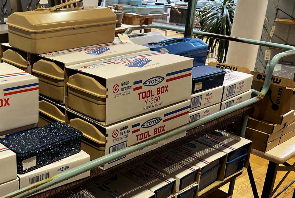Boîtes Toyo Steel en rayon de grand magasin