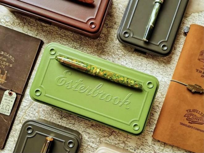 Boîte-étui Esterbrook vert amande fabriquée par Toyo Steel