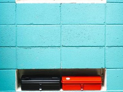 Deux boîtes Toyo Steel dans une niche turquoise