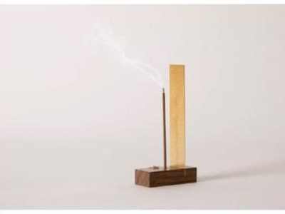Support en bois et règle en laiton, bâtonnet allumé