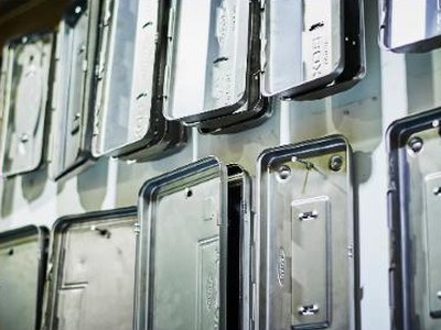 Rangées de boîtes brutes dans l’usine Toyo Steel