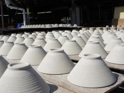 Bols en cours de séchage dans l’atelier de Mino