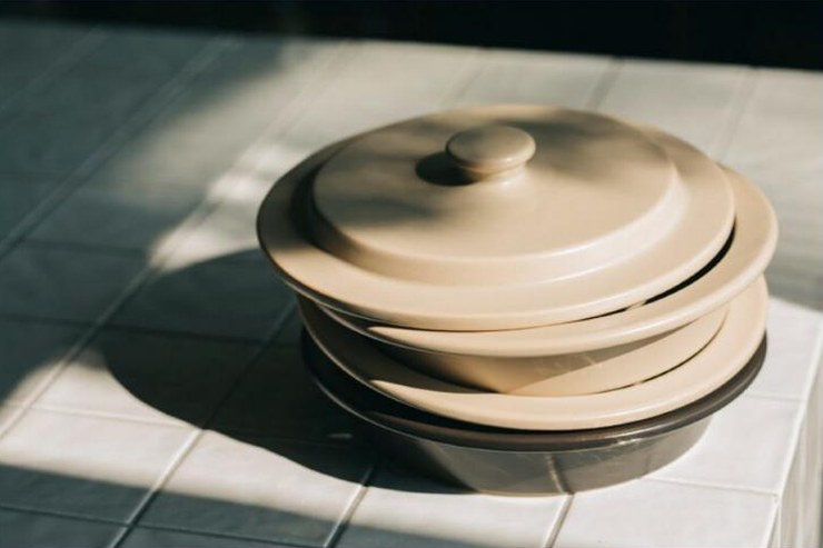 Trois Shallow Pot Petari empilées, dans les trois couleurs