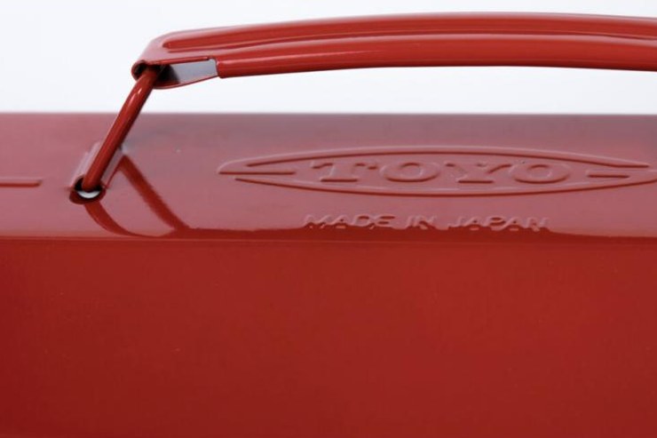 Détail de la poignée d’une boîte Toyo Steel rouge, Made in Japan