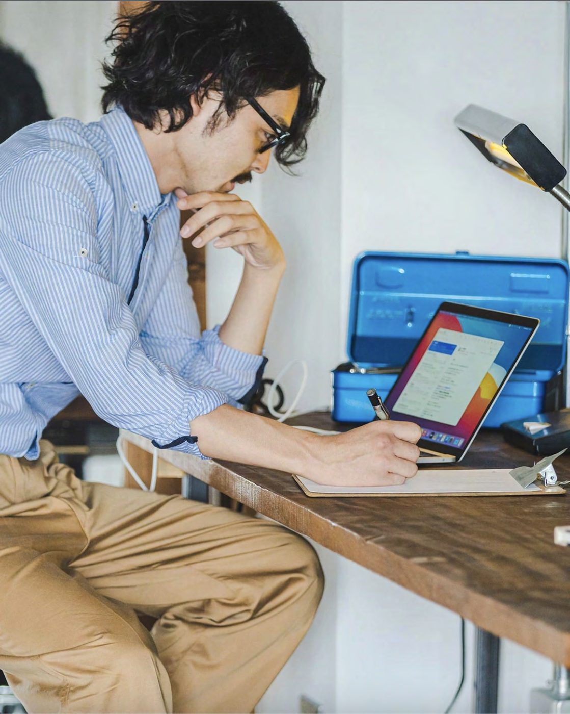 Un commerçant passe commande sur le portail B2B depuis une tablette