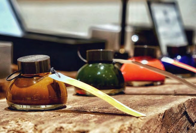 Flacons d'encre sur un comptoir de concept store