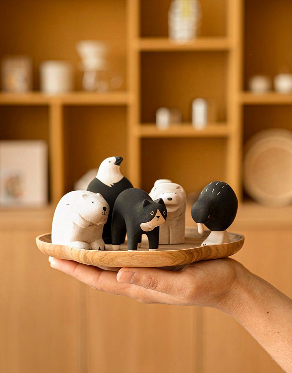 Figurines T-Lab Pole Pole dans une main