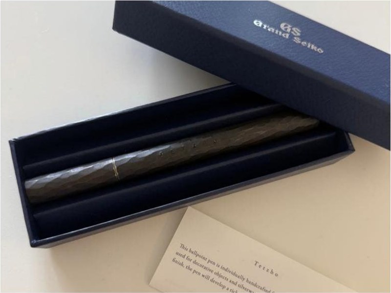Stylo bille Tetzbo martelé dans son coffret Grand Seiko