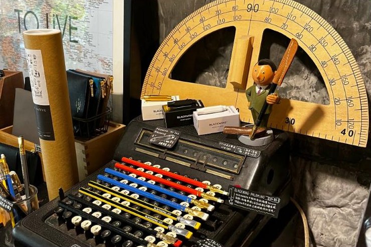 Intérieur de la boutique Tools to Liveby de Taipei : règles, crayons et vieille machine