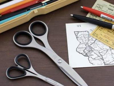 Ciseaux Allex sur un bureau