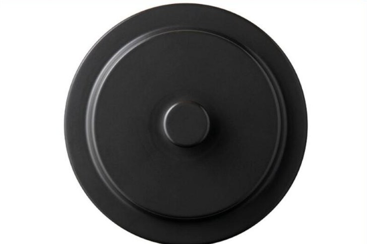 Shallow Pot Petari posée sur la table, prête à servir