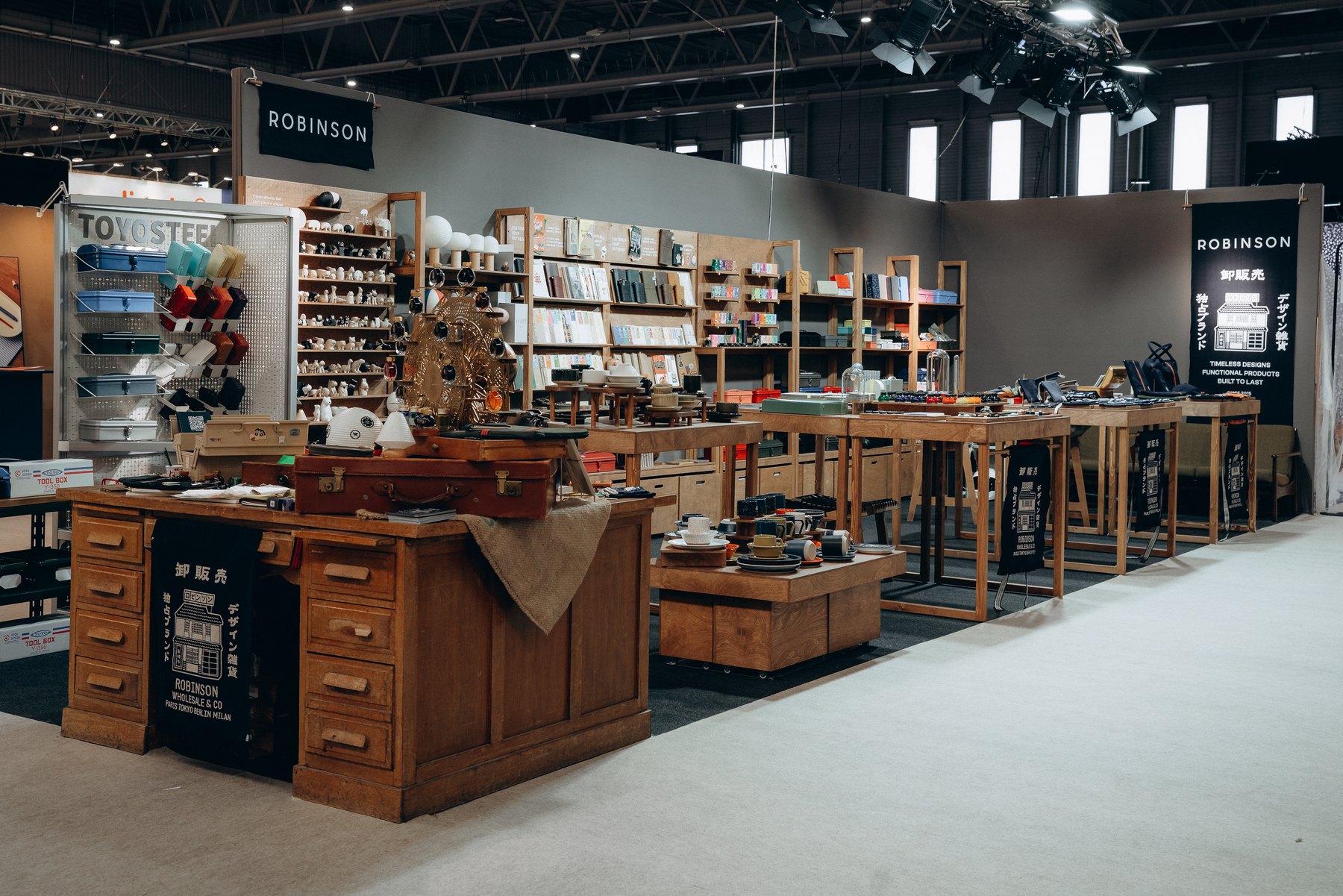 Le stand Robinson sur un salon : présentoir Toyo Steel, bureau en bois et bannières Robinson