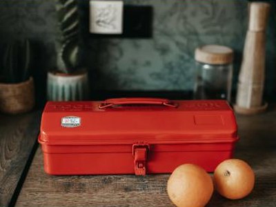 Y-350 rouge dans une cuisine